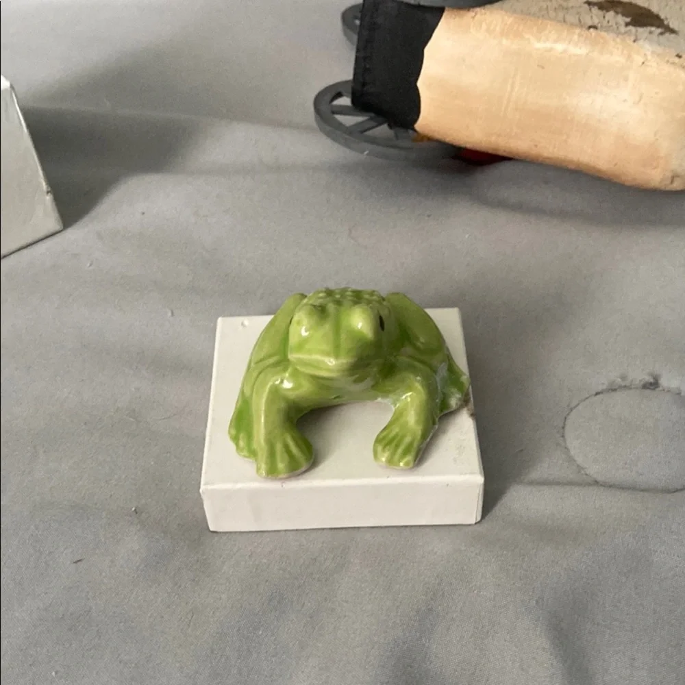 Source Unknown Green Frog Habitat Accessory or Decor. Size 2” x 2”